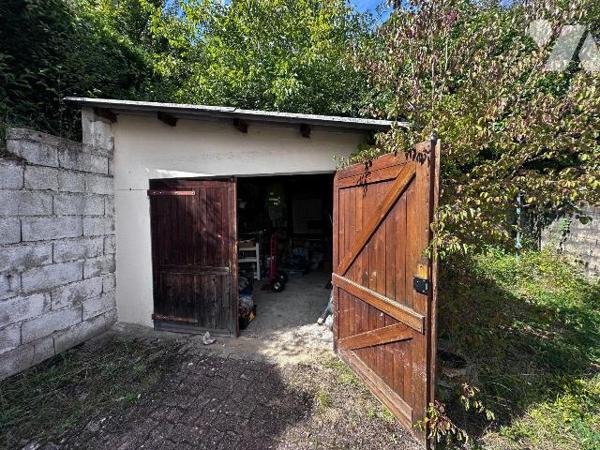 Maison d'habitation comprenant une entrée sur cuisine, salon, une chambre et une salle d'eau av...