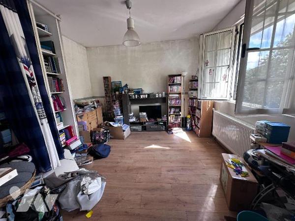 Maison d'habitation comprenant une entrée sur cuisine, salon, une chambre et une salle d'eau av...