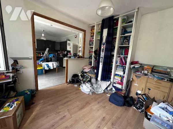 Maison d'habitation comprenant une entrée sur cuisine, salon, une chambre et une salle d'eau av...