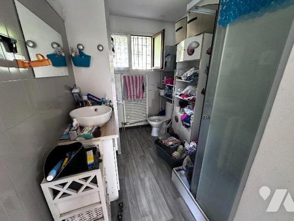 Maison d'habitation comprenant une entrée sur cuisine, salon, une chambre et une salle d'eau av...