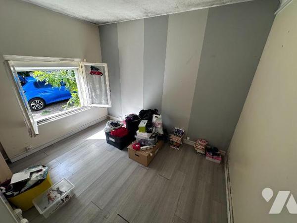 Maison d'habitation comprenant une entrée sur cuisine, salon, une chambre et une salle d'eau av...