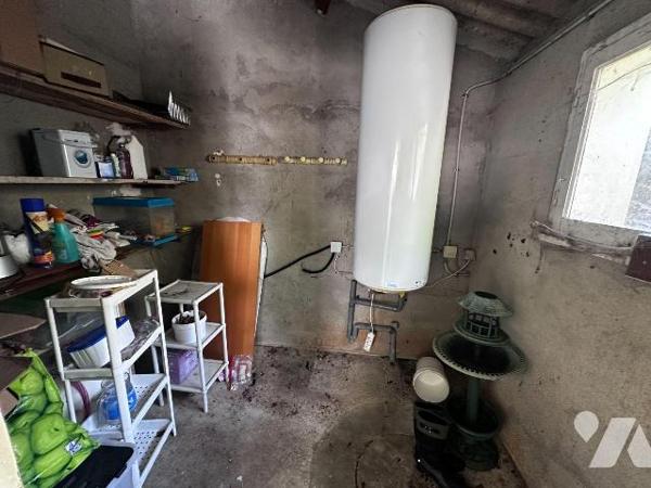 Maison d'habitation comprenant une entrée sur cuisine, salon, une chambre et une salle d'eau av...