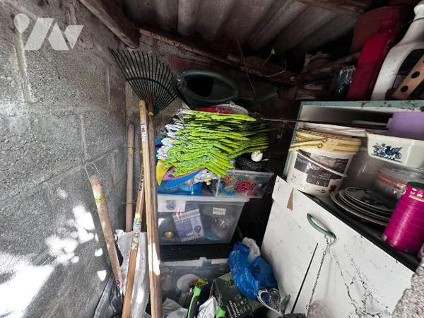 Maison d'habitation comprenant une entrée sur cuisine, salon, une chambre et une salle d'eau av...