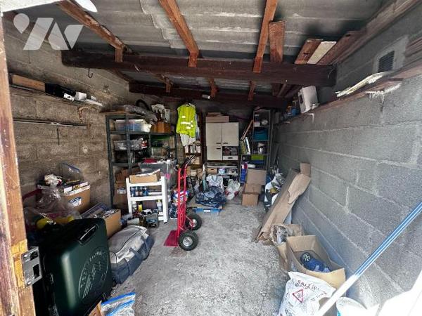 Maison d'habitation comprenant une entrée sur cuisine, salon, une chambre et une salle d'eau av...