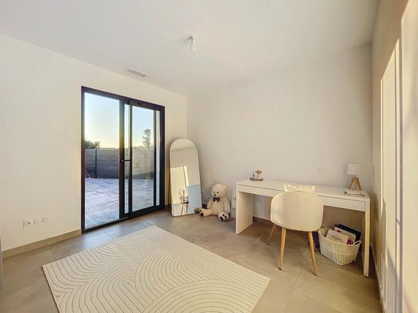 Villa neuve de type 4 avec piscine