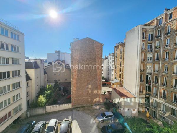 !!!!! SOUS OFFRE - SOUS OFFRE !!!!!
Situé au 4ème étage avec ascenseur d’un immeuble des années 60 entretenu, ce charmant 2 pièces de 37m² bénéficie d’un emplacement recherché, à seulement 5 minutes à pied du carrefour des Rigollots et de ses commerces, et de la place Diderot où un marché a lieu deux fois par semaine.
L’appartement donnant côté cour et orienté plein ouest, se compose d'une petite entrée, avec placard, d'un séjour lumineux avec cuisine équipée semi-ouverte (environ 20m² ouverture possible), d'une chambre spacieuse avec placard intégré et d'une salle d’eau avec WC.
* Fenêtres en double vitrage
* Volets roulants électriques
* Vue dégagée
Une cave vient compléter ce bien. Possibilité de stationnement non réservé dans la résidence.
Local à vélos.
À proximité immédiate des commerces, marché, écoles et du bus 118.
Métro Château de Vincennes (ligne 1) et RER A accessibles en 15/20 minutes à pied.
Chauffage collectif compris dans les charges.