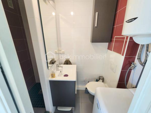 !!!!! SOUS OFFRE - SOUS OFFRE !!!!!
Situé au 4ème étage avec ascenseur d’un immeuble des années 60 entretenu, ce charmant 2 pièces de 37m² bénéficie d’un emplacement recherché, à seulement 5 minutes à pied du carrefour des Rigollots et de ses commerces, et de la place Diderot où un marché a lieu deux fois par semaine.
L’appartement donnant côté cour et orienté plein ouest, se compose d'une petite entrée, avec placard, d'un séjour lumineux avec cuisine équipée semi-ouverte (environ 20m² ouverture possible), d'une chambre spacieuse avec placard intégré et d'une salle d’eau avec WC.
* Fenêtres en double vitrage
* Volets roulants électriques
* Vue dégagée
Une cave vient compléter ce bien. Possibilité de stationnement non réservé dans la résidence.
Local à vélos.
À proximité immédiate des commerces, marché, écoles et du bus 118.
Métro Château de Vincennes (ligne 1) et RER A accessibles en 15/20 minutes à pied.
Chauffage collectif compris dans les charges.