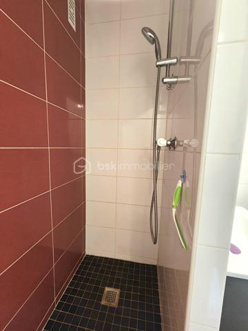 !!!!! SOUS OFFRE - SOUS OFFRE !!!!!
Situé au 4ème étage avec ascenseur d’un immeuble des années 60 entretenu, ce charmant 2 pièces de 37m² bénéficie d’un emplacement recherché, à seulement 5 minutes à pied du carrefour des Rigollots et de ses commerces, et de la place Diderot où un marché a lieu deux fois par semaine.
L’appartement donnant côté cour et orienté plein ouest, se compose d'une petite entrée, avec placard, d'un séjour lumineux avec cuisine équipée semi-ouverte (environ 20m² ouverture possible), d'une chambre spacieuse avec placard intégré et d'une salle d’eau avec WC.
* Fenêtres en double vitrage
* Volets roulants électriques
* Vue dégagée
Une cave vient compléter ce bien. Possibilité de stationnement non réservé dans la résidence.
Local à vélos.
À proximité immédiate des commerces, marché, écoles et du bus 118.
Métro Château de Vincennes (ligne 1) et RER A accessibles en 15/20 minutes à pied.
Chauffage collectif compris dans les charges.