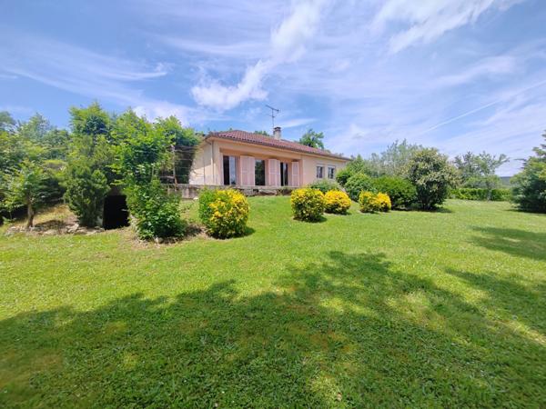 Maison avec grand parc arboré, garage de 60 m² et équipements économes en énergie – À deux pas des commodités