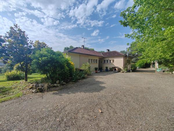 Maison avec grand parc arboré, garage de 60 m² et équipements économes en énergie – À deux pas des commodités