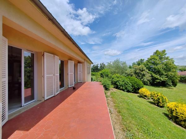 Maison avec grand parc arboré, garage de 60 m² et équipements économes en énergie – À deux pas des commodités