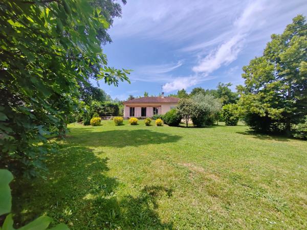 Maison avec grand parc arboré, garage de 60 m² et équipements économes en énergie – À deux pas des commodités