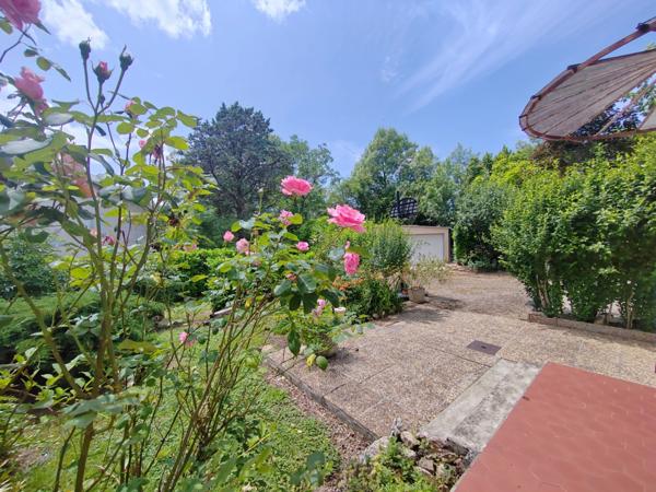 Maison avec grand parc arboré, garage de 60 m² et équipements économes en énergie – À deux pas des commodités