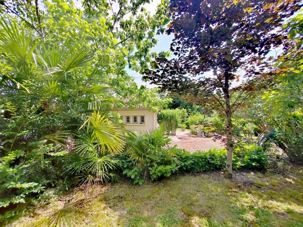 Maison avec grand parc arboré, garage de 60 m² et équipements économes en énergie – À deux pas des commodités