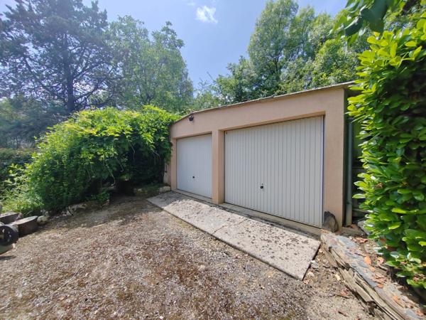 Maison avec grand parc arboré, garage de 60 m² et équipements économes en énergie – À deux pas des commodités