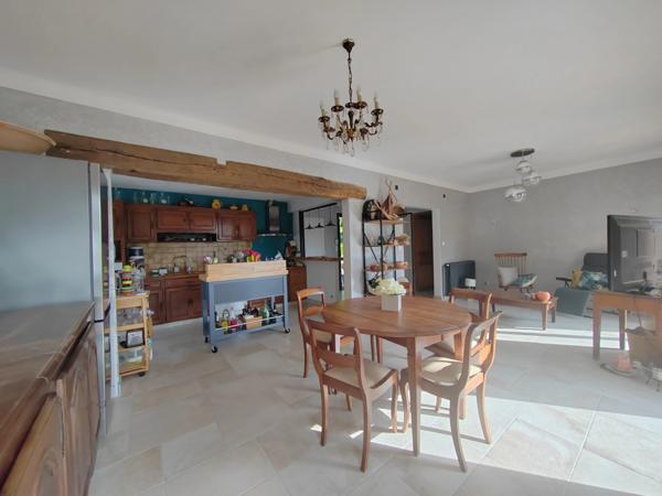 Maison avec grand parc arboré, garage de 60 m² et équipements économes en énergie – À deux pas des commodités