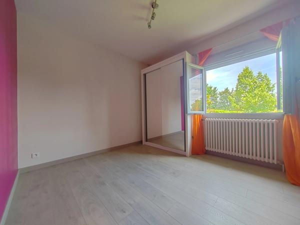 Maison avec grand parc arboré, garage de 60 m² et équipements économes en énergie – À deux pas des commodités