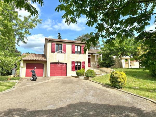 Jolie villa de plain sur demi sous sol avec piscine