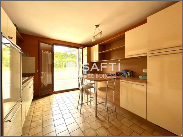 Jolie villa de plain sur demi sous sol avec piscine