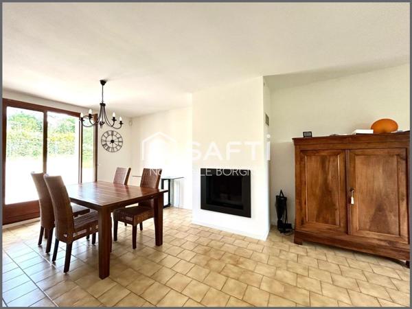 Jolie villa de plain sur demi sous sol avec piscine