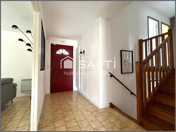 Jolie villa de plain sur demi sous sol avec piscine