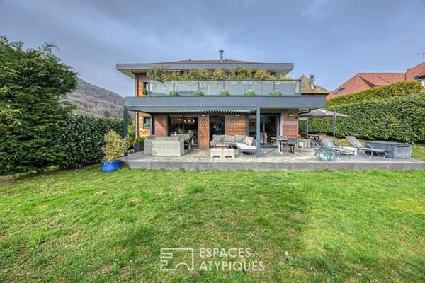 Maison d’architecte avec terrasses et jardin au bord du lac