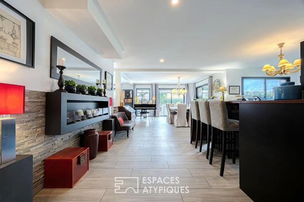 Maison d’architecte avec terrasses et jardin au bord du lac