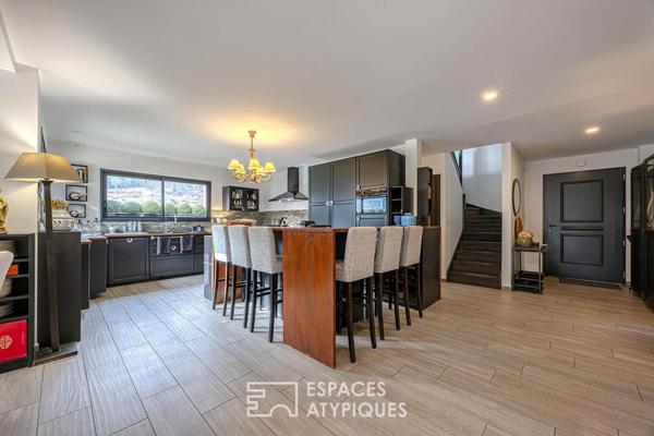 Maison d’architecte avec terrasses et jardin au bord du lac