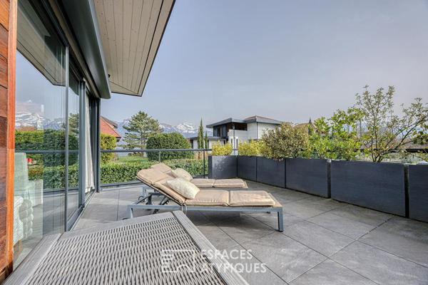 Maison d’architecte avec terrasses et jardin au bord du lac