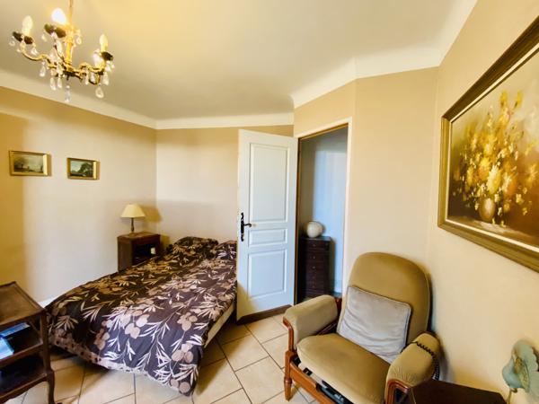 Conques-sur-Orbiel: maison de village de 207 m² avec cours et jardinet