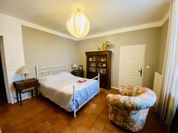 Conques-sur-Orbiel: maison de village de 207 m² avec cours et jardinet