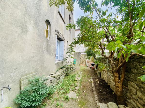 Conques-sur-Orbiel: maison de village de 207 m² avec cours et jardinet