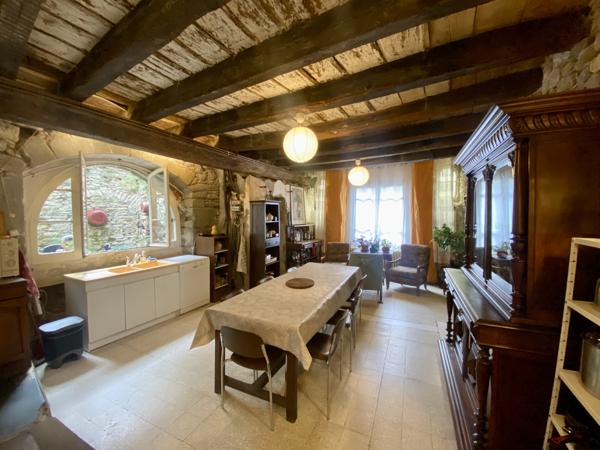 Conques-sur-Orbiel: maison de village de 207 m² avec cours et jardinet
