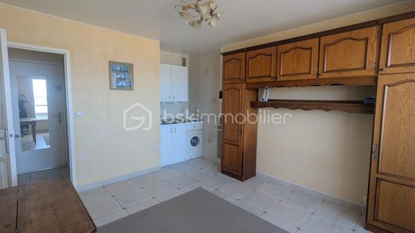 🌊 EXCLUSIVITE !  Studio avec vue mer et parking – Courseulles-sur-Mer

À vendre – Courseulles-sur-Mer – Studio avec loggia fermée et vue mer

Idéalement situé à Courseulles-sur-Mer, découvrez ce charmant studio de 18 m² complété par une loggia fermée de 4 m², situé au 2ᵉ étage d’une résidence récemment rénovée, calme et sécurisée.

L’appartement se compose d’une entrée avec placard, d’une salle d’eau et d’une pièce de vie lumineuse avec kitchenette aménagée et équipée.

Véritable atout du bien, la loggia fermée face à la mer offre un espace supplémentaire agréable et permet de profiter de la vue tout au long de l’année.

Une place de stationnement complète ce bien, ainsi qu’un espace cave commun.

✨ Les + :
Vue mer
Loggia fermée de 4 m²
Appartement lumineux
Résidence récemment rénovée
Résidence calme et sécurisée
Place de stationnement 
Cave commune
DPE C / GES B
Idéal pied-à-terre ou investissement locatif

💰 Prix : 102 000 €
DPE : C – 219 kWh/m²/an
GES : B – 8 kg CO₂/m²/an

Un pied-à-terre idéal pour profiter de Courseulles-sur-Mer ou un investissement locatif à découvrir rapidement.

📞 Contactez-moi : 06 33 14 93 47 pour plus d’informations ou organiser une visite.
