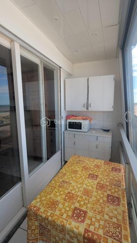 🌊 EXCLUSIVITE !  Studio avec vue mer et parking – Courseulles-sur-Mer

À vendre – Courseulles-sur-Mer – Studio avec loggia fermée et vue mer

Idéalement situé à Courseulles-sur-Mer, découvrez ce charmant studio de 18 m² complété par une loggia fermée de 4 m², situé au 2ᵉ étage d’une résidence récemment rénovée, calme et sécurisée.

L’appartement se compose d’une entrée avec placard, d’une salle d’eau et d’une pièce de vie lumineuse avec kitchenette aménagée et équipée.

Véritable atout du bien, la loggia fermée face à la mer offre un espace supplémentaire agréable et permet de profiter de la vue tout au long de l’année.

Une place de stationnement complète ce bien, ainsi qu’un espace cave commun.

✨ Les + :
Vue mer
Loggia fermée de 4 m²
Appartement lumineux
Résidence récemment rénovée
Résidence calme et sécurisée
Place de stationnement 
Cave commune
DPE C / GES B
Idéal pied-à-terre ou investissement locatif

💰 Prix : 102 000 €
DPE : C – 219 kWh/m²/an
GES : B – 8 kg CO₂/m²/an

Un pied-à-terre idéal pour profiter de Courseulles-sur-Mer ou un investissement locatif à découvrir rapidement.

📞 Contactez-moi : 06 33 14 93 47 pour plus d’informations ou organiser une visite.