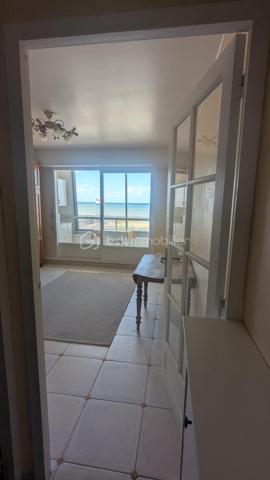 🌊 EXCLUSIVITE !  Studio avec vue mer et parking – Courseulles-sur-Mer

À vendre – Courseulles-sur-Mer – Studio avec loggia fermée et vue mer

Idéalement situé à Courseulles-sur-Mer, découvrez ce charmant studio de 18 m² complété par une loggia fermée de 4 m², situé au 2ᵉ étage d’une résidence récemment rénovée, calme et sécurisée.

L’appartement se compose d’une entrée avec placard, d’une salle d’eau et d’une pièce de vie lumineuse avec kitchenette aménagée et équipée.

Véritable atout du bien, la loggia fermée face à la mer offre un espace supplémentaire agréable et permet de profiter de la vue tout au long de l’année.

Une place de stationnement complète ce bien, ainsi qu’un espace cave commun.

✨ Les + :
Vue mer
Loggia fermée de 4 m²
Appartement lumineux
Résidence récemment rénovée
Résidence calme et sécurisée
Place de stationnement 
Cave commune
DPE C / GES B
Idéal pied-à-terre ou investissement locatif

💰 Prix : 102 000 €
DPE : C – 219 kWh/m²/an
GES : B – 8 kg CO₂/m²/an

Un pied-à-terre idéal pour profiter de Courseulles-sur-Mer ou un investissement locatif à découvrir rapidement.

📞 Contactez-moi : 06 33 14 93 47 pour plus d’informations ou organiser une visite.