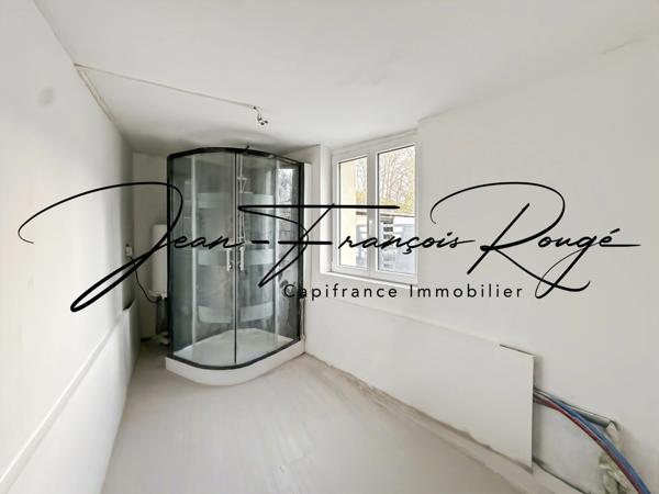 Vire, proche de l'Hippodrome, maison de ville rénovée avec trois chambres