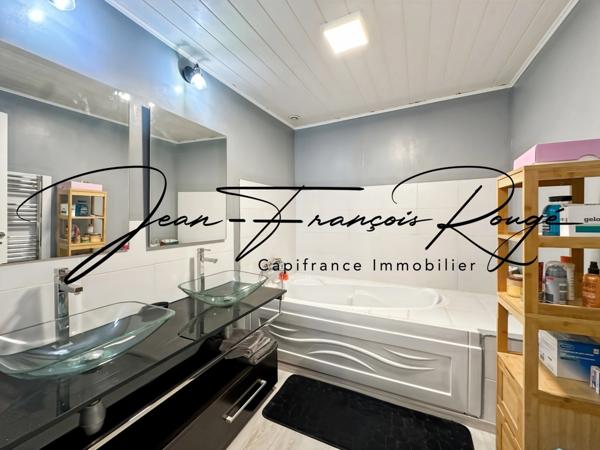 Vire, proche de l'Hippodrome, maison de ville rénovée avec trois chambres