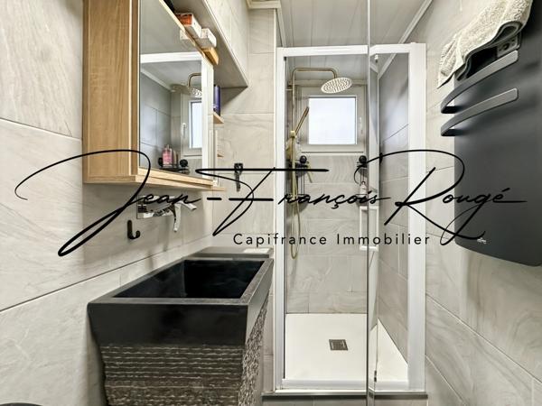 Vire, proche de l'Hippodrome, maison de ville rénovée avec trois chambres