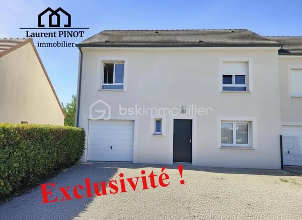 À Saint-Jean-de-Braye, au calme, venez découvrir cette agréable maison construite en 2020, offrant 104 m² habitables sur un terrain clos de 250 m².

Dès l'entrée, vous apprécierez une belle et lumineuse pièce de vie avec cuisine aménagée et équipée, bénéficiant d'un accès direct à la terrasse extérieure exposée sud-ouest, idéale pour profiter pleinement des beaux jours. Une arrière cuisine avec accès garage ainsi qu'un WC complètent le rez-de-chaussée.

À l'étage, la maison propose une organisation particulièrement confortable avec trois chambres, dont une belle chambre parentale de 23 m², bénéficiant de sa salle d'eau et de son dressing privatifs. Deux autres chambres de 12 m² et 16 m² ainsi qu'une seconde salle d'eau avec WC viennent compléter cet espace nuit.

À l'extérieur, vous profiterez d'un terrain clos à l'arrière de la maison, agrémenté d'une terrasse en béton exposée sud-ouest.

Garage.

Cette maison bénéficie d'équipements récents et performants, notamment d'un chauffage par pompe à chaleur air/eau, lui permettant d'afficher un excellent DPE classé A.

Une maison récente, fonctionnelle et peu énergivore, offrant un cadre de vie confortable à proximité des commodités.

Les atouts de ce bien :
• Construction 2020.
• Sous décennale.
• DPE A.
• Suite parentale de 23 m² avec salle d'eau et dressing privatifs.
• Pièce de vie avec cuisine ouverte.
• Terrasse exposée sud-ouest
• Garage

Située dans un secteur résidentiel de Saint-Jean-de-Braye, cette maison bénéficie d'un environnement agréable et pratique au quotidien. Le tramway ligne B, accessible à pied en quelques minutes, permet de rejoindre facilement Orléans et les principaux pôles de l'agglomération. Commerces, écoles et services sont également présents à proximité.