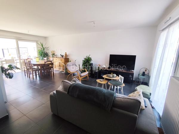 À Saint-Jean-de-Braye, au calme, venez découvrir cette agréable maison construite en 2020, offrant 104 m² habitables sur un terrain clos de 250 m².

Dès l'entrée, vous apprécierez une belle et lumineuse pièce de vie avec cuisine aménagée et équipée, bénéficiant d'un accès direct à la terrasse extérieure exposée sud-ouest, idéale pour profiter pleinement des beaux jours. Une arrière cuisine avec accès garage ainsi qu'un WC complètent le rez-de-chaussée.

À l'étage, la maison propose une organisation particulièrement confortable avec trois chambres, dont une belle chambre parentale de 23 m², bénéficiant de sa salle d'eau et de son dressing privatifs. Deux autres chambres de 12 m² et 16 m² ainsi qu'une seconde salle d'eau avec WC viennent compléter cet espace nuit.

À l'extérieur, vous profiterez d'un terrain clos à l'arrière de la maison, agrémenté d'une terrasse en béton exposée sud-ouest.

Garage.

Cette maison bénéficie d'équipements récents et performants, notamment d'un chauffage par pompe à chaleur air/eau, lui permettant d'afficher un excellent DPE classé A.

Une maison récente, fonctionnelle et peu énergivore, offrant un cadre de vie confortable à proximité des commodités.

Les atouts de ce bien :
• Construction 2020.
• Sous décennale.
• DPE A.
• Suite parentale de 23 m² avec salle d'eau et dressing privatifs.
• Pièce de vie avec cuisine ouverte.
• Terrasse exposée sud-ouest
• Garage

Située dans un secteur résidentiel de Saint-Jean-de-Braye, cette maison bénéficie d'un environnement agréable et pratique au quotidien. Le tramway ligne B, accessible à pied en quelques minutes, permet de rejoindre facilement Orléans et les principaux pôles de l'agglomération. Commerces, écoles et services sont également présents à proximité.