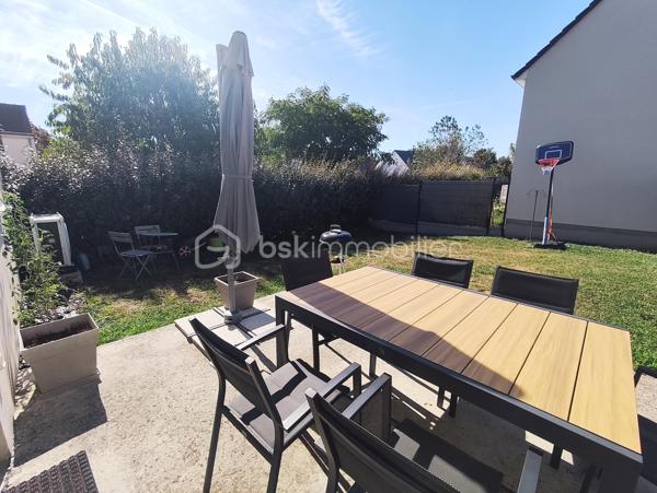 À Saint-Jean-de-Braye, au calme, venez découvrir cette agréable maison construite en 2020, offrant 104 m² habitables sur un terrain clos de 250 m².

Dès l'entrée, vous apprécierez une belle et lumineuse pièce de vie avec cuisine aménagée et équipée, bénéficiant d'un accès direct à la terrasse extérieure exposée sud-ouest, idéale pour profiter pleinement des beaux jours. Une arrière cuisine avec accès garage ainsi qu'un WC complètent le rez-de-chaussée.

À l'étage, la maison propose une organisation particulièrement confortable avec trois chambres, dont une belle chambre parentale de 23 m², bénéficiant de sa salle d'eau et de son dressing privatifs. Deux autres chambres de 12 m² et 16 m² ainsi qu'une seconde salle d'eau avec WC viennent compléter cet espace nuit.

À l'extérieur, vous profiterez d'un terrain clos à l'arrière de la maison, agrémenté d'une terrasse en béton exposée sud-ouest.

Garage.

Cette maison bénéficie d'équipements récents et performants, notamment d'un chauffage par pompe à chaleur air/eau, lui permettant d'afficher un excellent DPE classé A.

Une maison récente, fonctionnelle et peu énergivore, offrant un cadre de vie confortable à proximité des commodités.

Les atouts de ce bien :
• Construction 2020.
• Sous décennale.
• DPE A.
• Suite parentale de 23 m² avec salle d'eau et dressing privatifs.
• Pièce de vie avec cuisine ouverte.
• Terrasse exposée sud-ouest
• Garage

Située dans un secteur résidentiel de Saint-Jean-de-Braye, cette maison bénéficie d'un environnement agréable et pratique au quotidien. Le tramway ligne B, accessible à pied en quelques minutes, permet de rejoindre facilement Orléans et les principaux pôles de l'agglomération. Commerces, écoles et services sont également présents à proximité.