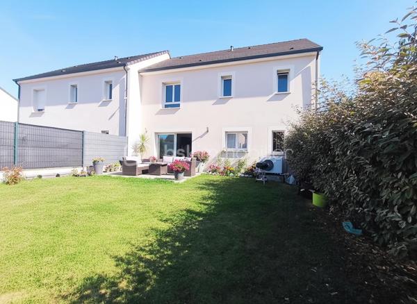 À Saint-Jean-de-Braye, au calme, venez découvrir cette agréable maison construite en 2020, offrant 104 m² habitables sur un terrain clos de 250 m².

Dès l'entrée, vous apprécierez une belle et lumineuse pièce de vie avec cuisine aménagée et équipée, bénéficiant d'un accès direct à la terrasse extérieure exposée sud-ouest, idéale pour profiter pleinement des beaux jours. Une arrière cuisine avec accès garage ainsi qu'un WC complètent le rez-de-chaussée.

À l'étage, la maison propose une organisation particulièrement confortable avec trois chambres, dont une belle chambre parentale de 23 m², bénéficiant de sa salle d'eau et de son dressing privatifs. Deux autres chambres de 12 m² et 16 m² ainsi qu'une seconde salle d'eau avec WC viennent compléter cet espace nuit.

À l'extérieur, vous profiterez d'un terrain clos à l'arrière de la maison, agrémenté d'une terrasse en béton exposée sud-ouest.

Garage.

Cette maison bénéficie d'équipements récents et performants, notamment d'un chauffage par pompe à chaleur air/eau, lui permettant d'afficher un excellent DPE classé A.

Une maison récente, fonctionnelle et peu énergivore, offrant un cadre de vie confortable à proximité des commodités.

Les atouts de ce bien :
• Construction 2020.
• Sous décennale.
• DPE A.
• Suite parentale de 23 m² avec salle d'eau et dressing privatifs.
• Pièce de vie avec cuisine ouverte.
• Terrasse exposée sud-ouest
• Garage

Située dans un secteur résidentiel de Saint-Jean-de-Braye, cette maison bénéficie d'un environnement agréable et pratique au quotidien. Le tramway ligne B, accessible à pied en quelques minutes, permet de rejoindre facilement Orléans et les principaux pôles de l'agglomération. Commerces, écoles et services sont également présents à proximité.