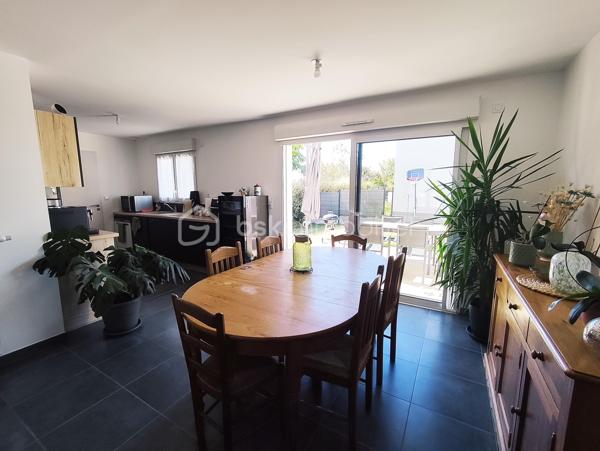 À Saint-Jean-de-Braye, au calme, venez découvrir cette agréable maison construite en 2020, offrant 104 m² habitables sur un terrain clos de 250 m².

Dès l'entrée, vous apprécierez une belle et lumineuse pièce de vie avec cuisine aménagée et équipée, bénéficiant d'un accès direct à la terrasse extérieure exposée sud-ouest, idéale pour profiter pleinement des beaux jours. Une arrière cuisine avec accès garage ainsi qu'un WC complètent le rez-de-chaussée.

À l'étage, la maison propose une organisation particulièrement confortable avec trois chambres, dont une belle chambre parentale de 23 m², bénéficiant de sa salle d'eau et de son dressing privatifs. Deux autres chambres de 12 m² et 16 m² ainsi qu'une seconde salle d'eau avec WC viennent compléter cet espace nuit.

À l'extérieur, vous profiterez d'un terrain clos à l'arrière de la maison, agrémenté d'une terrasse en béton exposée sud-ouest.

Garage.

Cette maison bénéficie d'équipements récents et performants, notamment d'un chauffage par pompe à chaleur air/eau, lui permettant d'afficher un excellent DPE classé A.

Une maison récente, fonctionnelle et peu énergivore, offrant un cadre de vie confortable à proximité des commodités.

Les atouts de ce bien :
• Construction 2020.
• Sous décennale.
• DPE A.
• Suite parentale de 23 m² avec salle d'eau et dressing privatifs.
• Pièce de vie avec cuisine ouverte.
• Terrasse exposée sud-ouest
• Garage

Située dans un secteur résidentiel de Saint-Jean-de-Braye, cette maison bénéficie d'un environnement agréable et pratique au quotidien. Le tramway ligne B, accessible à pied en quelques minutes, permet de rejoindre facilement Orléans et les principaux pôles de l'agglomération. Commerces, écoles et services sont également présents à proximité.