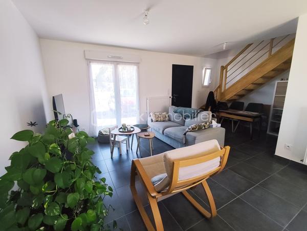 À Saint-Jean-de-Braye, au calme, venez découvrir cette agréable maison construite en 2020, offrant 104 m² habitables sur un terrain clos de 250 m².

Dès l'entrée, vous apprécierez une belle et lumineuse pièce de vie avec cuisine aménagée et équipée, bénéficiant d'un accès direct à la terrasse extérieure exposée sud-ouest, idéale pour profiter pleinement des beaux jours. Une arrière cuisine avec accès garage ainsi qu'un WC complètent le rez-de-chaussée.

À l'étage, la maison propose une organisation particulièrement confortable avec trois chambres, dont une belle chambre parentale de 23 m², bénéficiant de sa salle d'eau et de son dressing privatifs. Deux autres chambres de 12 m² et 16 m² ainsi qu'une seconde salle d'eau avec WC viennent compléter cet espace nuit.

À l'extérieur, vous profiterez d'un terrain clos à l'arrière de la maison, agrémenté d'une terrasse en béton exposée sud-ouest.

Garage.

Cette maison bénéficie d'équipements récents et performants, notamment d'un chauffage par pompe à chaleur air/eau, lui permettant d'afficher un excellent DPE classé A.

Une maison récente, fonctionnelle et peu énergivore, offrant un cadre de vie confortable à proximité des commodités.

Les atouts de ce bien :
• Construction 2020.
• Sous décennale.
• DPE A.
• Suite parentale de 23 m² avec salle d'eau et dressing privatifs.
• Pièce de vie avec cuisine ouverte.
• Terrasse exposée sud-ouest
• Garage

Située dans un secteur résidentiel de Saint-Jean-de-Braye, cette maison bénéficie d'un environnement agréable et pratique au quotidien. Le tramway ligne B, accessible à pied en quelques minutes, permet de rejoindre facilement Orléans et les principaux pôles de l'agglomération. Commerces, écoles et services sont également présents à proximité.