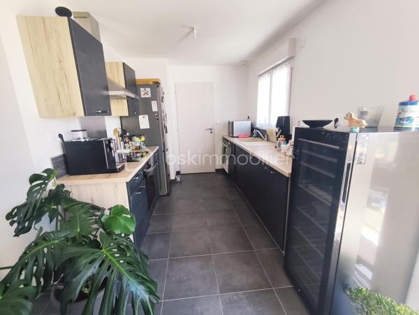 À Saint-Jean-de-Braye, au calme, venez découvrir cette agréable maison construite en 2020, offrant 104 m² habitables sur un terrain clos de 250 m².

Dès l'entrée, vous apprécierez une belle et lumineuse pièce de vie avec cuisine aménagée et équipée, bénéficiant d'un accès direct à la terrasse extérieure exposée sud-ouest, idéale pour profiter pleinement des beaux jours. Une arrière cuisine avec accès garage ainsi qu'un WC complètent le rez-de-chaussée.

À l'étage, la maison propose une organisation particulièrement confortable avec trois chambres, dont une belle chambre parentale de 23 m², bénéficiant de sa salle d'eau et de son dressing privatifs. Deux autres chambres de 12 m² et 16 m² ainsi qu'une seconde salle d'eau avec WC viennent compléter cet espace nuit.

À l'extérieur, vous profiterez d'un terrain clos à l'arrière de la maison, agrémenté d'une terrasse en béton exposée sud-ouest.

Garage.

Cette maison bénéficie d'équipements récents et performants, notamment d'un chauffage par pompe à chaleur air/eau, lui permettant d'afficher un excellent DPE classé A.

Une maison récente, fonctionnelle et peu énergivore, offrant un cadre de vie confortable à proximité des commodités.

Les atouts de ce bien :
• Construction 2020.
• Sous décennale.
• DPE A.
• Suite parentale de 23 m² avec salle d'eau et dressing privatifs.
• Pièce de vie avec cuisine ouverte.
• Terrasse exposée sud-ouest
• Garage

Située dans un secteur résidentiel de Saint-Jean-de-Braye, cette maison bénéficie d'un environnement agréable et pratique au quotidien. Le tramway ligne B, accessible à pied en quelques minutes, permet de rejoindre facilement Orléans et les principaux pôles de l'agglomération. Commerces, écoles et services sont également présents à proximité.