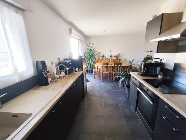 À Saint-Jean-de-Braye, au calme, venez découvrir cette agréable maison construite en 2020, offrant 104 m² habitables sur un terrain clos de 250 m².

Dès l'entrée, vous apprécierez une belle et lumineuse pièce de vie avec cuisine aménagée et équipée, bénéficiant d'un accès direct à la terrasse extérieure exposée sud-ouest, idéale pour profiter pleinement des beaux jours. Une arrière cuisine avec accès garage ainsi qu'un WC complètent le rez-de-chaussée.

À l'étage, la maison propose une organisation particulièrement confortable avec trois chambres, dont une belle chambre parentale de 23 m², bénéficiant de sa salle d'eau et de son dressing privatifs. Deux autres chambres de 12 m² et 16 m² ainsi qu'une seconde salle d'eau avec WC viennent compléter cet espace nuit.

À l'extérieur, vous profiterez d'un terrain clos à l'arrière de la maison, agrémenté d'une terrasse en béton exposée sud-ouest.

Garage.

Cette maison bénéficie d'équipements récents et performants, notamment d'un chauffage par pompe à chaleur air/eau, lui permettant d'afficher un excellent DPE classé A.

Une maison récente, fonctionnelle et peu énergivore, offrant un cadre de vie confortable à proximité des commodités.

Les atouts de ce bien :
• Construction 2020.
• Sous décennale.
• DPE A.
• Suite parentale de 23 m² avec salle d'eau et dressing privatifs.
• Pièce de vie avec cuisine ouverte.
• Terrasse exposée sud-ouest
• Garage

Située dans un secteur résidentiel de Saint-Jean-de-Braye, cette maison bénéficie d'un environnement agréable et pratique au quotidien. Le tramway ligne B, accessible à pied en quelques minutes, permet de rejoindre facilement Orléans et les principaux pôles de l'agglomération. Commerces, écoles et services sont également présents à proximité.