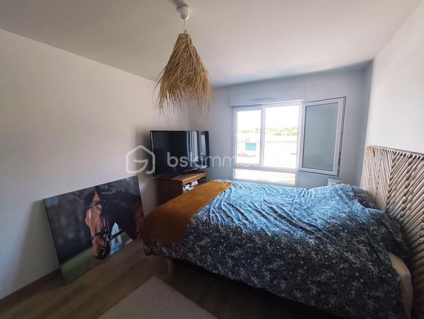 À Saint-Jean-de-Braye, au calme, venez découvrir cette agréable maison construite en 2020, offrant 104 m² habitables sur un terrain clos de 250 m².

Dès l'entrée, vous apprécierez une belle et lumineuse pièce de vie avec cuisine aménagée et équipée, bénéficiant d'un accès direct à la terrasse extérieure exposée sud-ouest, idéale pour profiter pleinement des beaux jours. Une arrière cuisine avec accès garage ainsi qu'un WC complètent le rez-de-chaussée.

À l'étage, la maison propose une organisation particulièrement confortable avec trois chambres, dont une belle chambre parentale de 23 m², bénéficiant de sa salle d'eau et de son dressing privatifs. Deux autres chambres de 12 m² et 16 m² ainsi qu'une seconde salle d'eau avec WC viennent compléter cet espace nuit.

À l'extérieur, vous profiterez d'un terrain clos à l'arrière de la maison, agrémenté d'une terrasse en béton exposée sud-ouest.

Garage.

Cette maison bénéficie d'équipements récents et performants, notamment d'un chauffage par pompe à chaleur air/eau, lui permettant d'afficher un excellent DPE classé A.

Une maison récente, fonctionnelle et peu énergivore, offrant un cadre de vie confortable à proximité des commodités.

Les atouts de ce bien :
• Construction 2020.
• Sous décennale.
• DPE A.
• Suite parentale de 23 m² avec salle d'eau et dressing privatifs.
• Pièce de vie avec cuisine ouverte.
• Terrasse exposée sud-ouest
• Garage

Située dans un secteur résidentiel de Saint-Jean-de-Braye, cette maison bénéficie d'un environnement agréable et pratique au quotidien. Le tramway ligne B, accessible à pied en quelques minutes, permet de rejoindre facilement Orléans et les principaux pôles de l'agglomération. Commerces, écoles et services sont également présents à proximité.