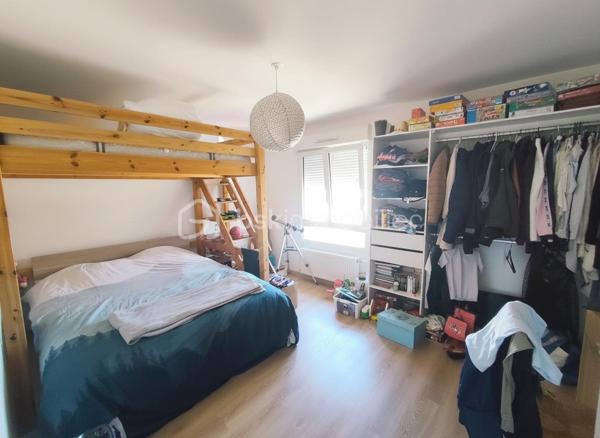 À Saint-Jean-de-Braye, au calme, venez découvrir cette agréable maison construite en 2020, offrant 104 m² habitables sur un terrain clos de 250 m².

Dès l'entrée, vous apprécierez une belle et lumineuse pièce de vie avec cuisine aménagée et équipée, bénéficiant d'un accès direct à la terrasse extérieure exposée sud-ouest, idéale pour profiter pleinement des beaux jours. Une arrière cuisine avec accès garage ainsi qu'un WC complètent le rez-de-chaussée.

À l'étage, la maison propose une organisation particulièrement confortable avec trois chambres, dont une belle chambre parentale de 23 m², bénéficiant de sa salle d'eau et de son dressing privatifs. Deux autres chambres de 12 m² et 16 m² ainsi qu'une seconde salle d'eau avec WC viennent compléter cet espace nuit.

À l'extérieur, vous profiterez d'un terrain clos à l'arrière de la maison, agrémenté d'une terrasse en béton exposée sud-ouest.

Garage.

Cette maison bénéficie d'équipements récents et performants, notamment d'un chauffage par pompe à chaleur air/eau, lui permettant d'afficher un excellent DPE classé A.

Une maison récente, fonctionnelle et peu énergivore, offrant un cadre de vie confortable à proximité des commodités.

Les atouts de ce bien :
• Construction 2020.
• Sous décennale.
• DPE A.
• Suite parentale de 23 m² avec salle d'eau et dressing privatifs.
• Pièce de vie avec cuisine ouverte.
• Terrasse exposée sud-ouest
• Garage

Située dans un secteur résidentiel de Saint-Jean-de-Braye, cette maison bénéficie d'un environnement agréable et pratique au quotidien. Le tramway ligne B, accessible à pied en quelques minutes, permet de rejoindre facilement Orléans et les principaux pôles de l'agglomération. Commerces, écoles et services sont également présents à proximité.