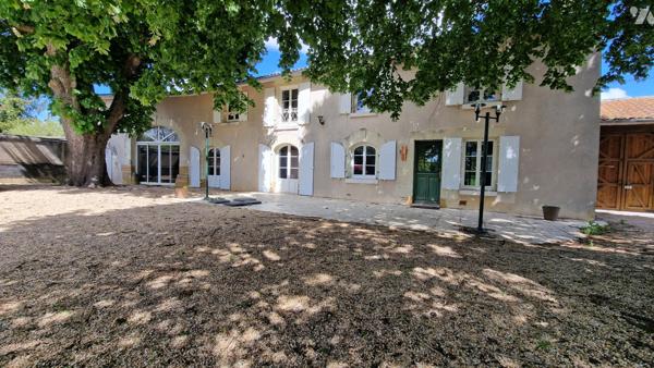 Belle longère de 200 m2 environ composée d'une maison principale et maison d'amis  séparé de 90m2.